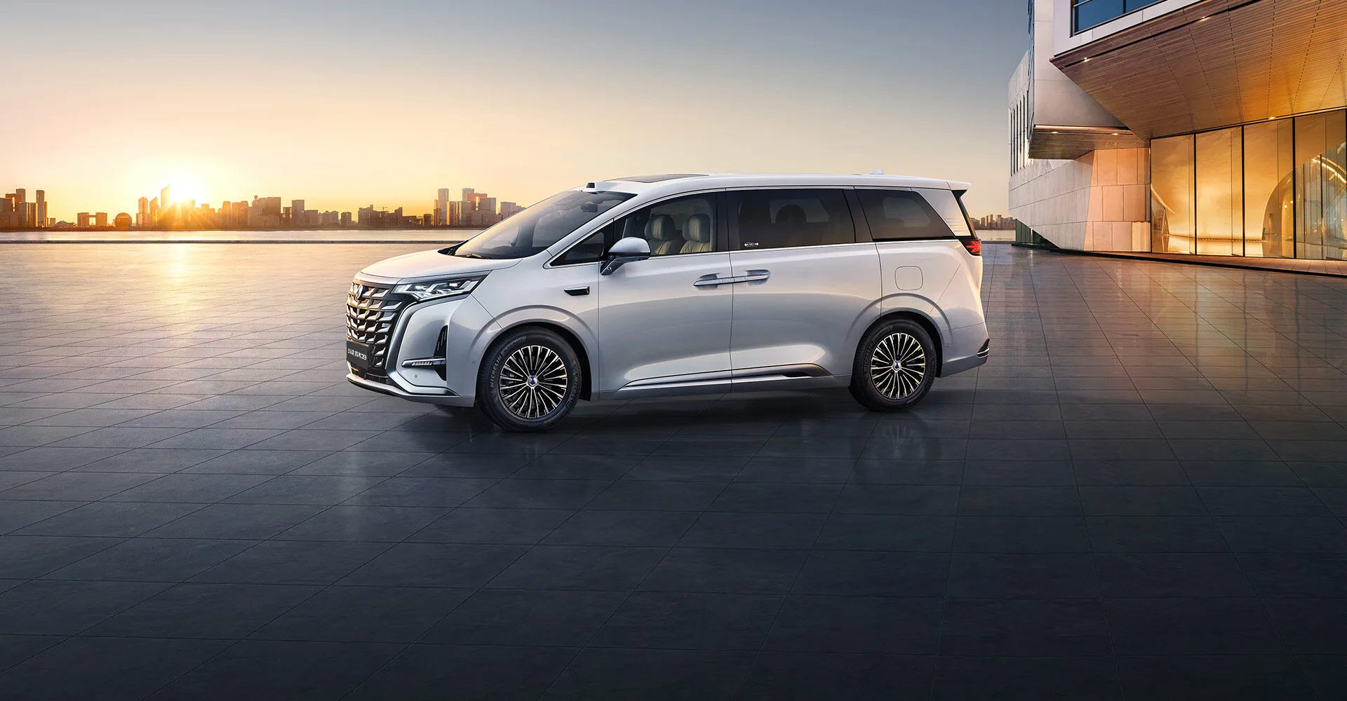 全系标配<br>云辇-C智能阻尼车身控制系统